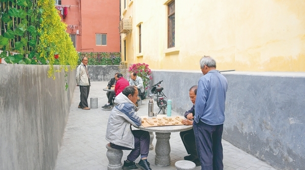 建设文明梧州丨安装便民石桌